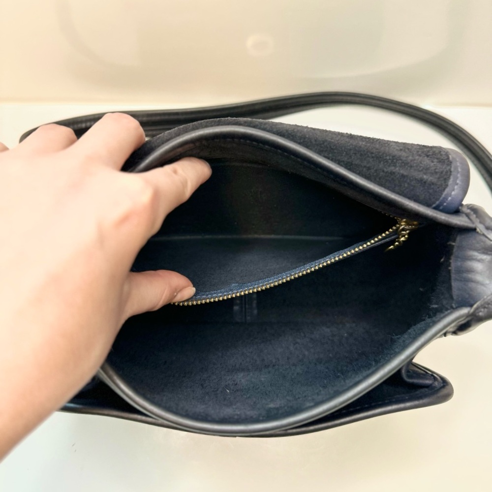 ✅Sold✅ Vintage Costa Rica Coach Rambler Legacy Navy Leather Crossbody - Picture 11 of 15